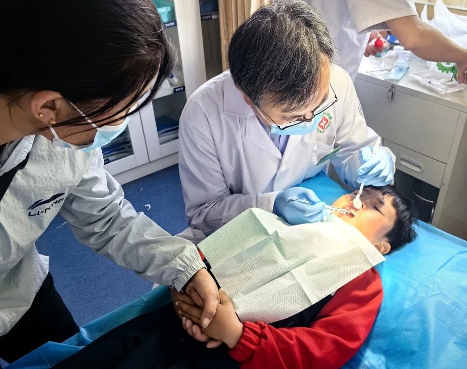 【援藏医疗】昂仁县中心医院成功开展“年轻恒牙活髓切断术+松牙固定术”